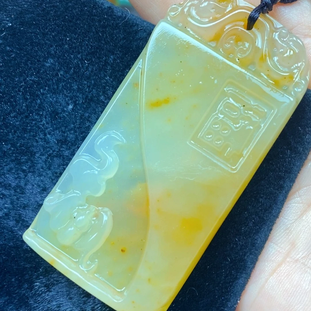 未镶嵌石英质玉（黄龙玉）颈饰