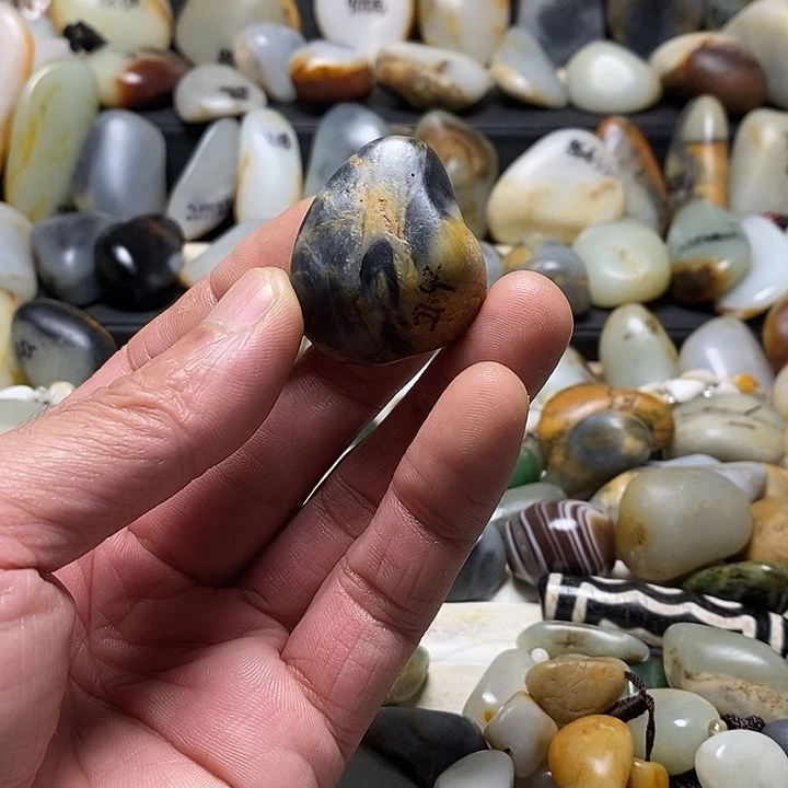 颈饰未镶嵌和田玉三色青花吊坠