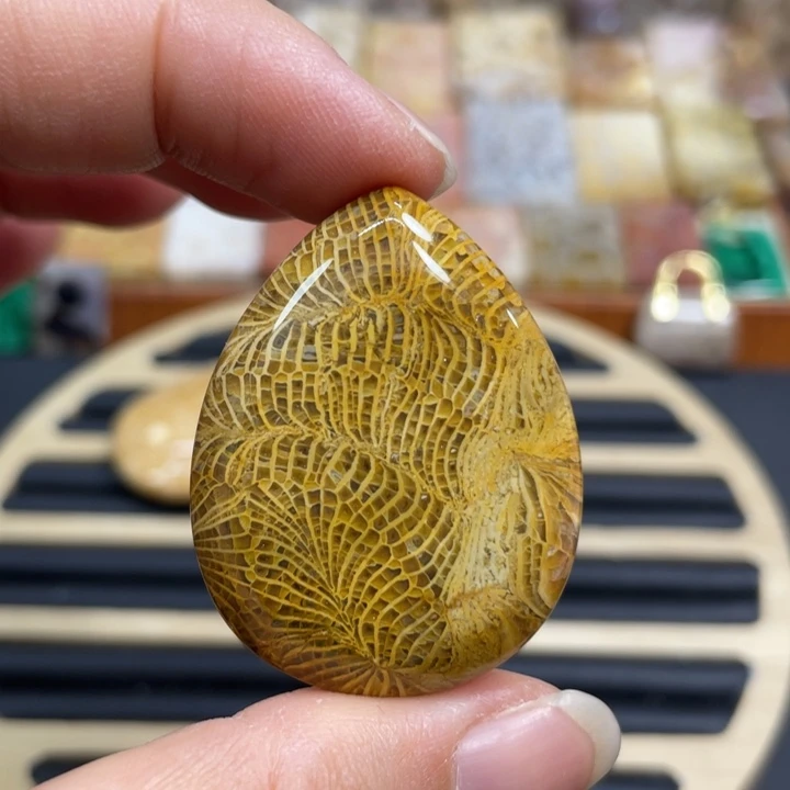 硅化玉未镶嵌颈饰k15