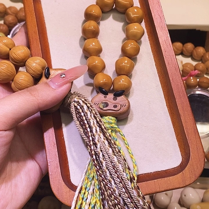 º***e猴头核桃手串流苏换色