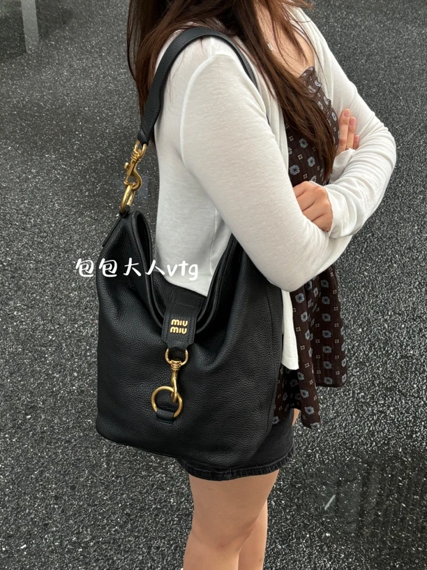 99新 MIU MIU/缪缪 （新款在售）黑金hobo单肩包