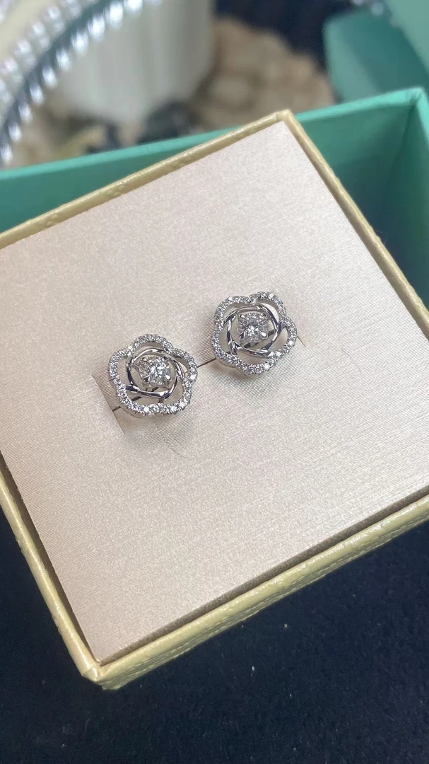 老戴甄选山茶花天然钻石18k金k白耳饰2.24g百搭时尚精致少女