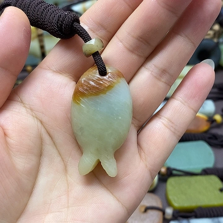 蛇纹石玉未镶嵌颈饰