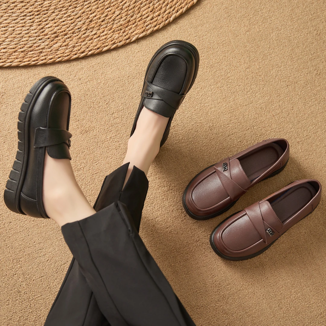 春秋季妈妈鞋中年皮鞋软底中老年新款平底不累脚防滑单鞋老人女鞋