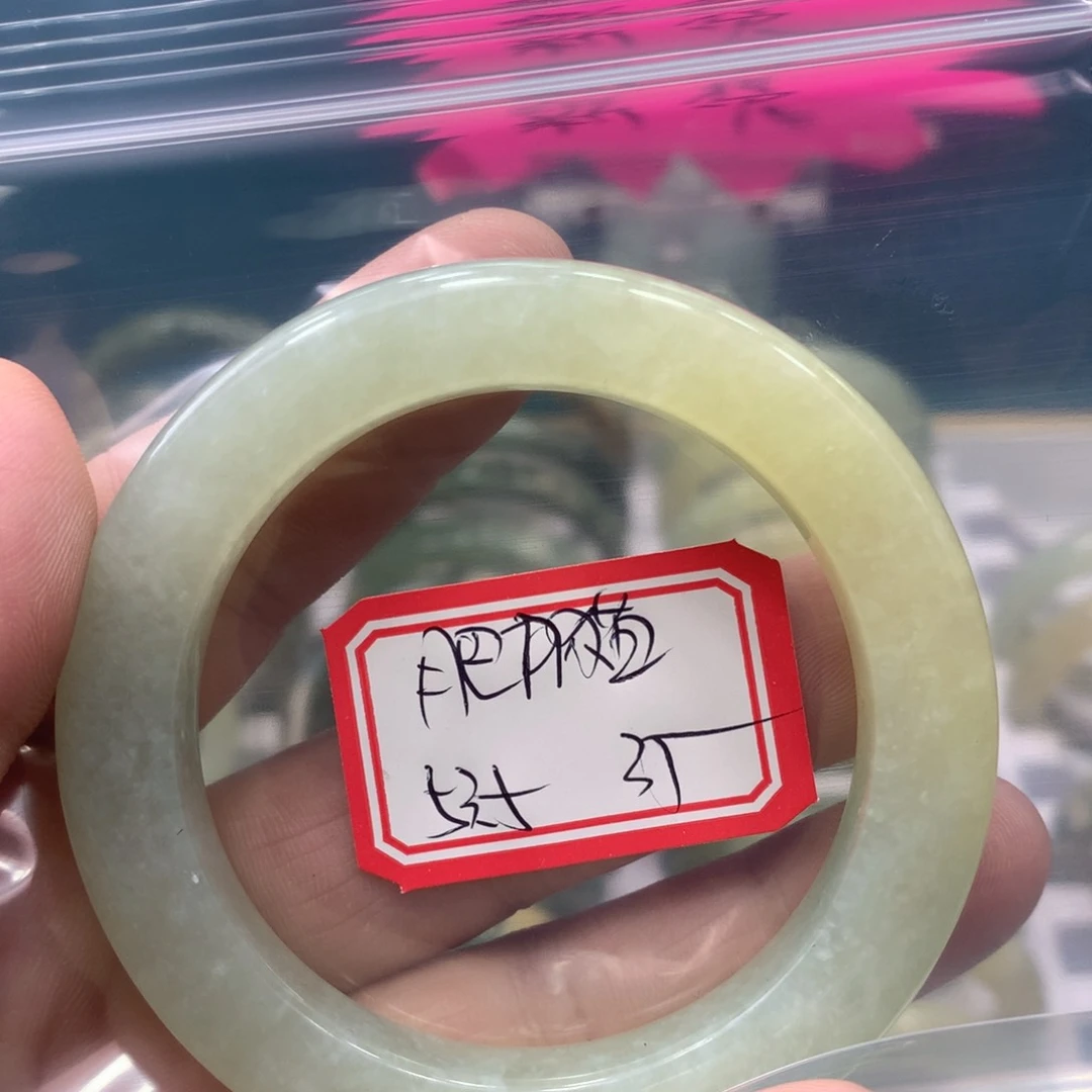 透闪石-蛇纹石玉手镯未镶嵌肥**贝