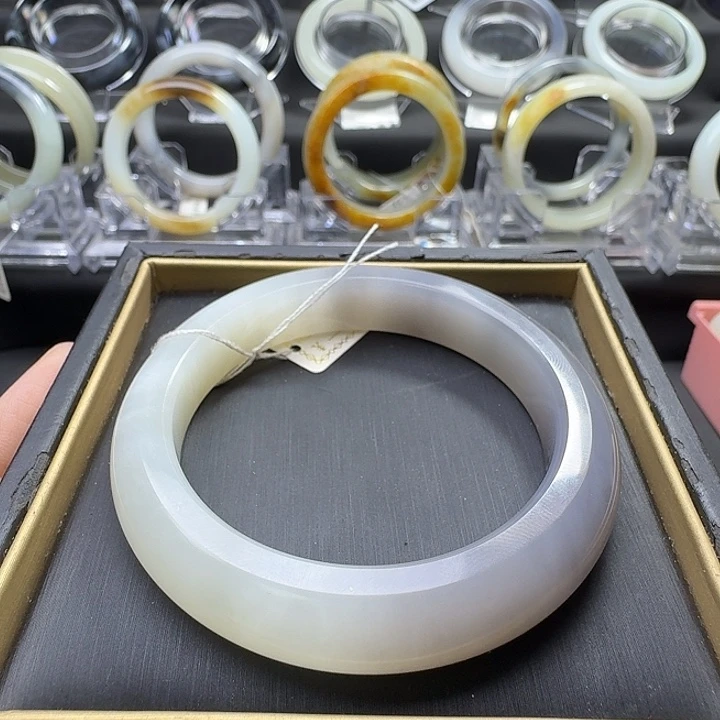 和田玉未镶嵌手镯