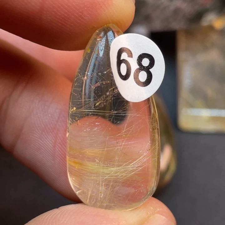 水晶颈饰未镶嵌R****n脖子