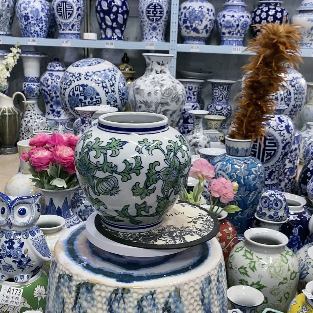 【闪购商品】摆件缠枝莲大肚瓶瓷器摆件…………………………