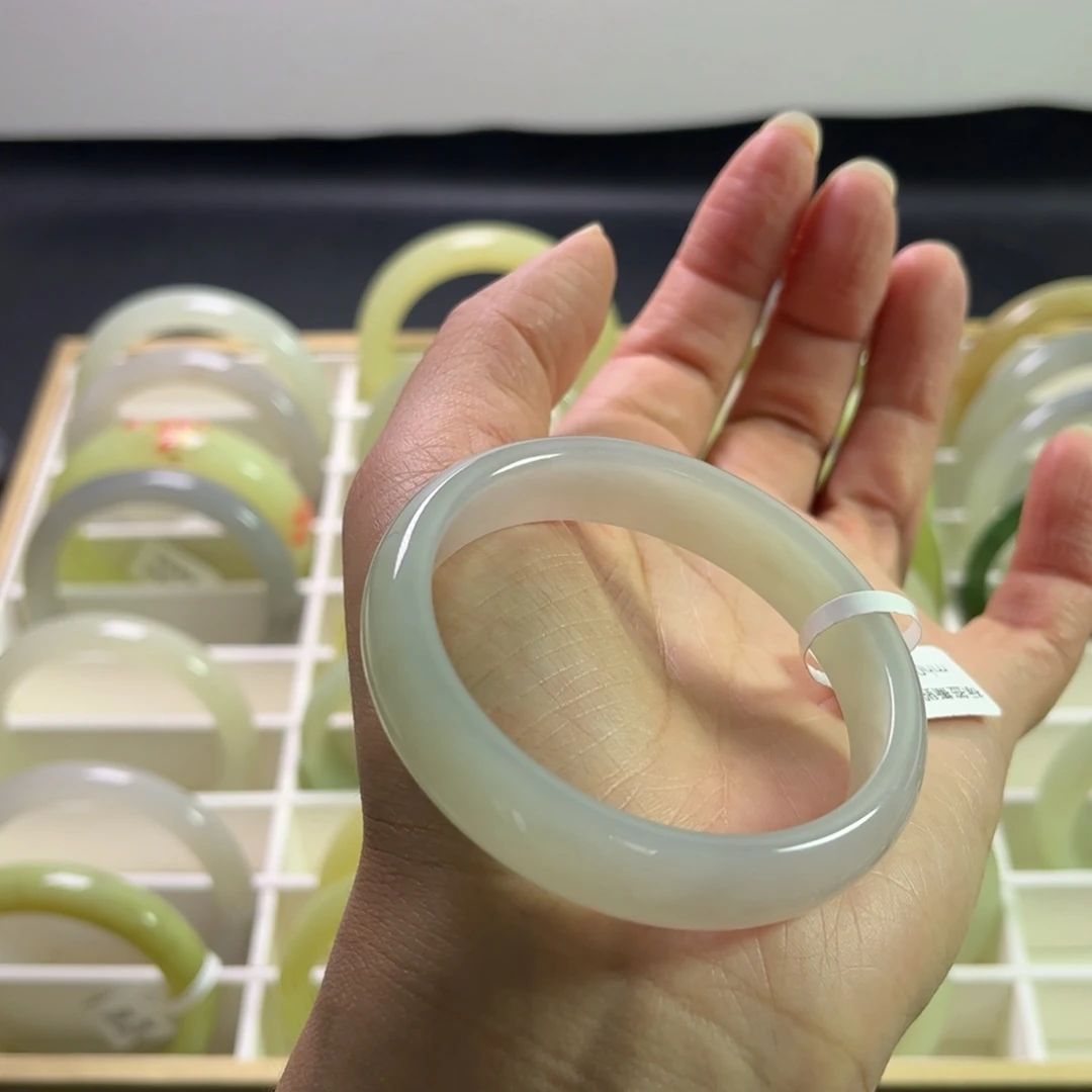 未镶嵌手镯和田玉52.6圈