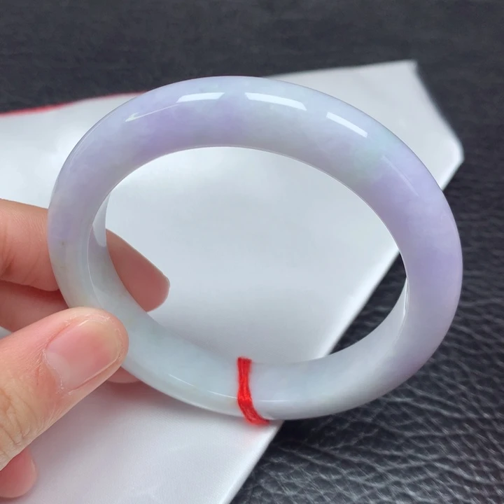 翡翠手镯未镶嵌。