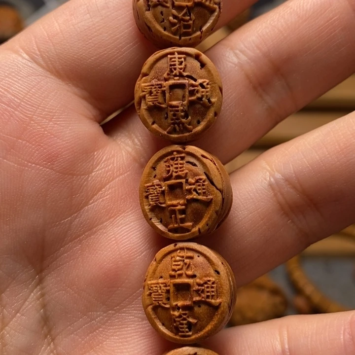 桃核雕刻五帝钱手串