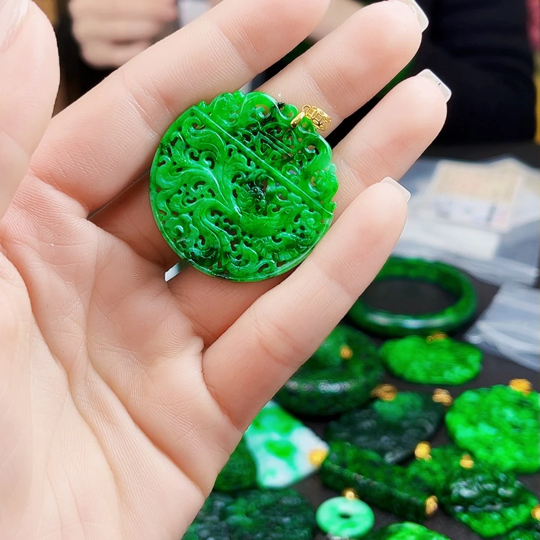 颈饰18K金镶嵌翡翠多样性