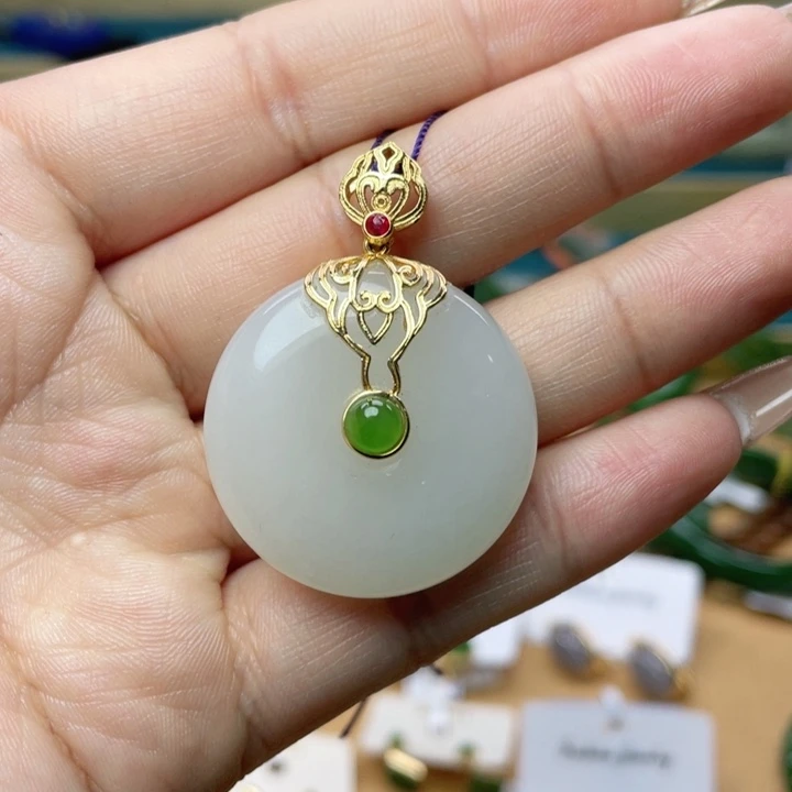 和田玉吊坠57圈口。编号86银S925镶嵌