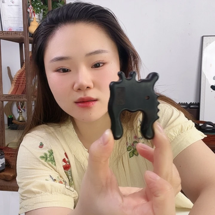 紫光檀龙首鼻子瑕疵