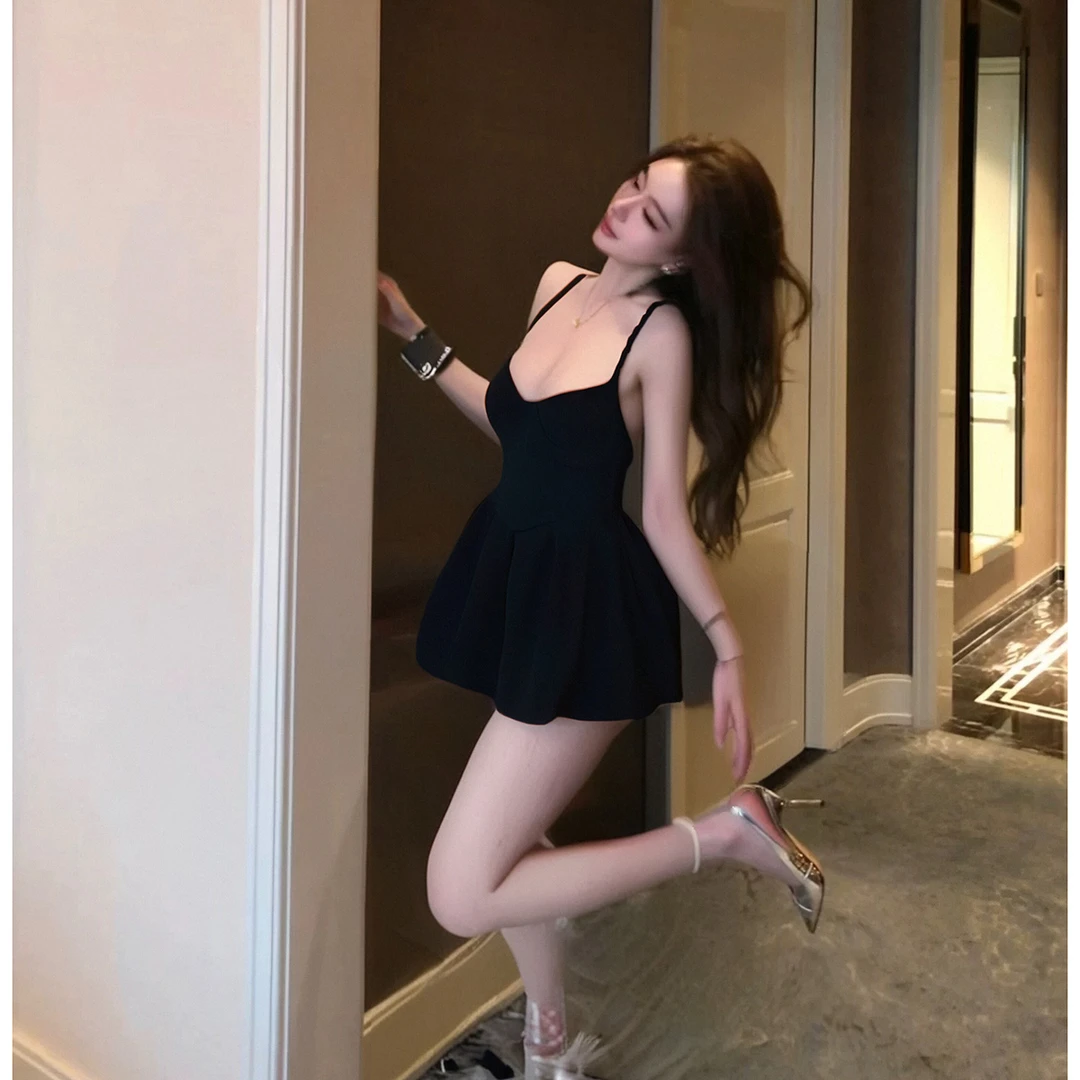 黑色抹胸挂脖露肩连衣裙女2025秋法式轻奢高级感气质修身性感短裙
