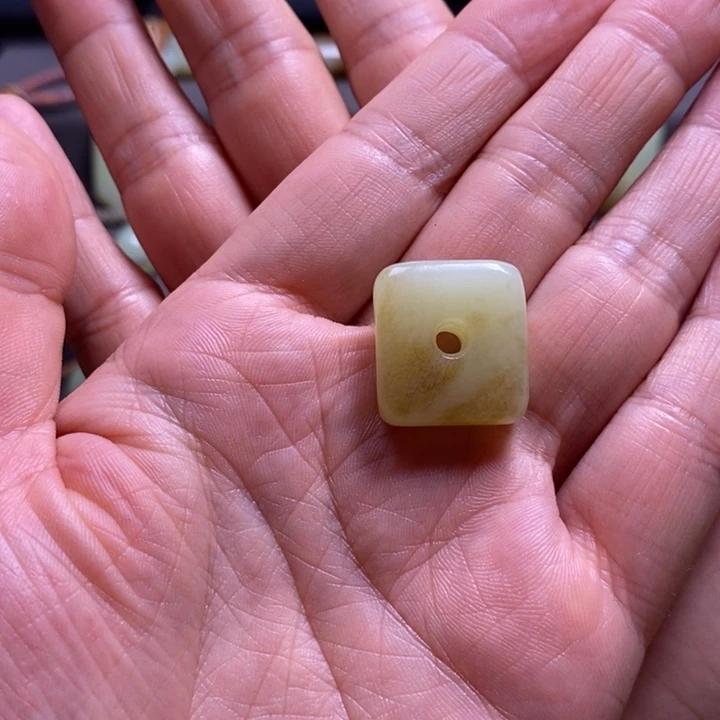 朱***茜和田玉未镶嵌颈饰