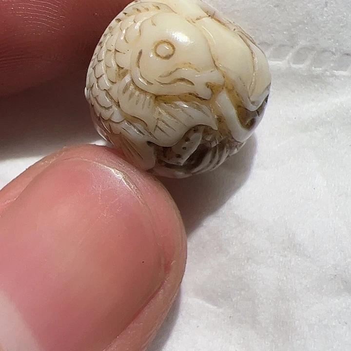 玻璃颈饰在这里的