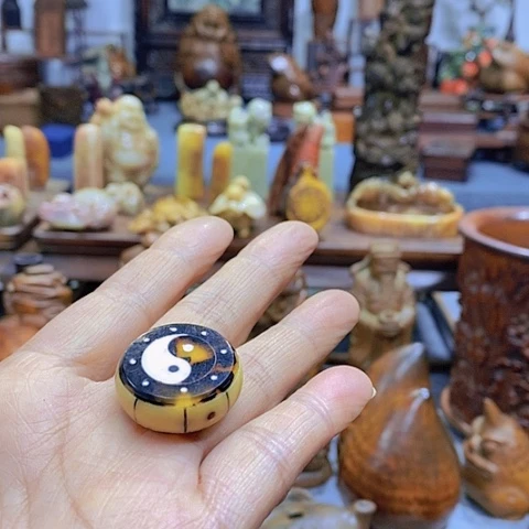 贡木蓝**人华彩木作摆件