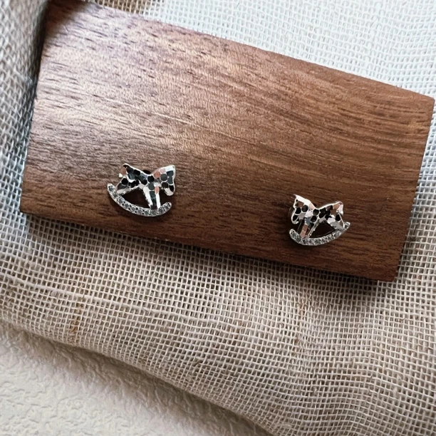 925银合成锆石耳饰 精工时尚百搭电白镶嵌爆闪龙鳞木马轻奢银耳饰