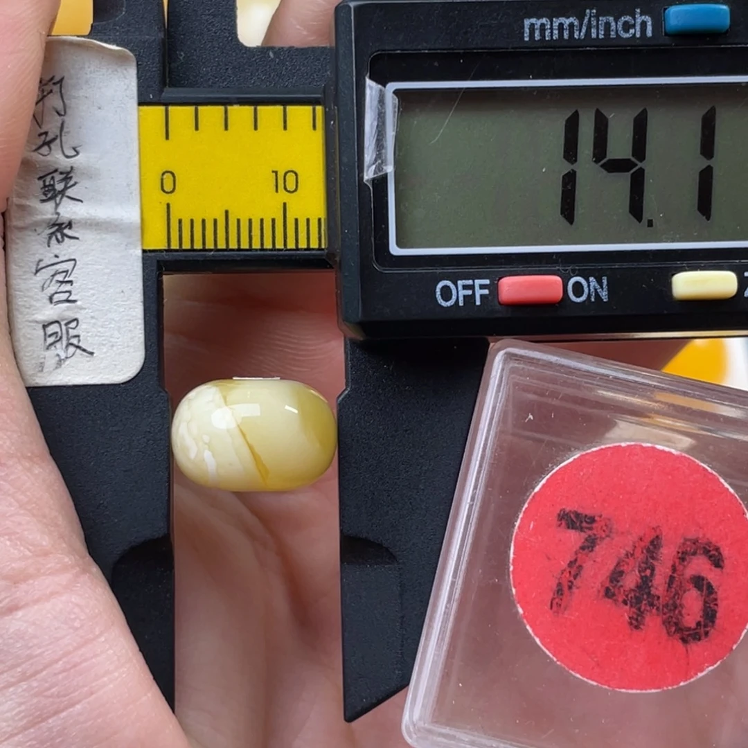 蜜蜡未镶嵌珠宝奇石