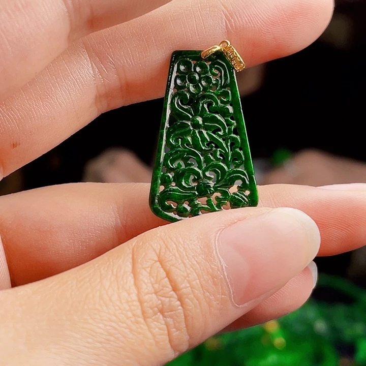 翡翠18K金镶嵌颈饰多样性