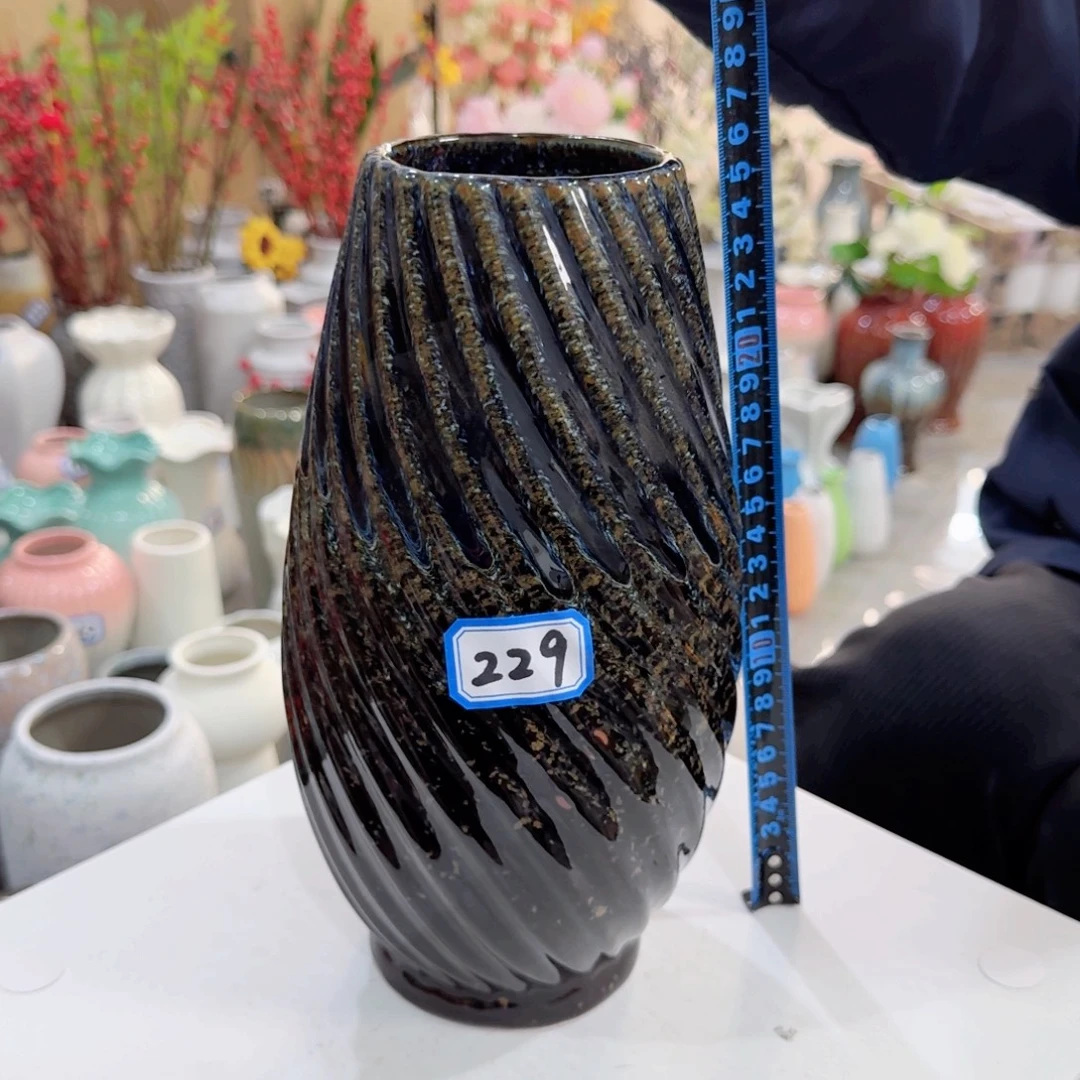 229号陶瓷高26厘米微瑕一个