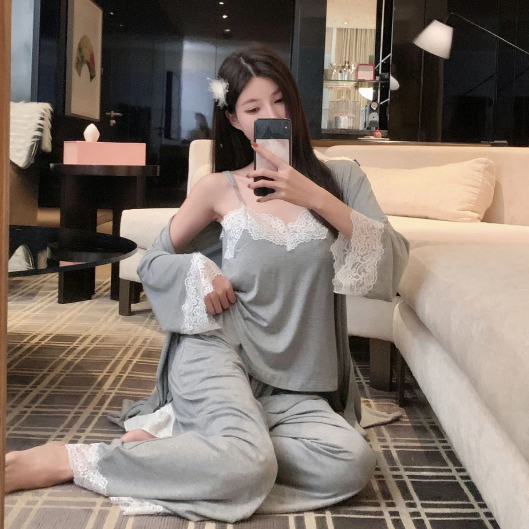 秋季新款带胸垫莫代尔睡衣三件套简约宽松蕾丝吊带长裤长袍家居服