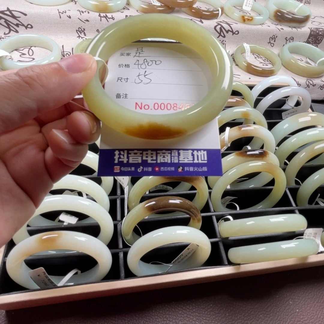 是****和田玉未镶嵌手镯