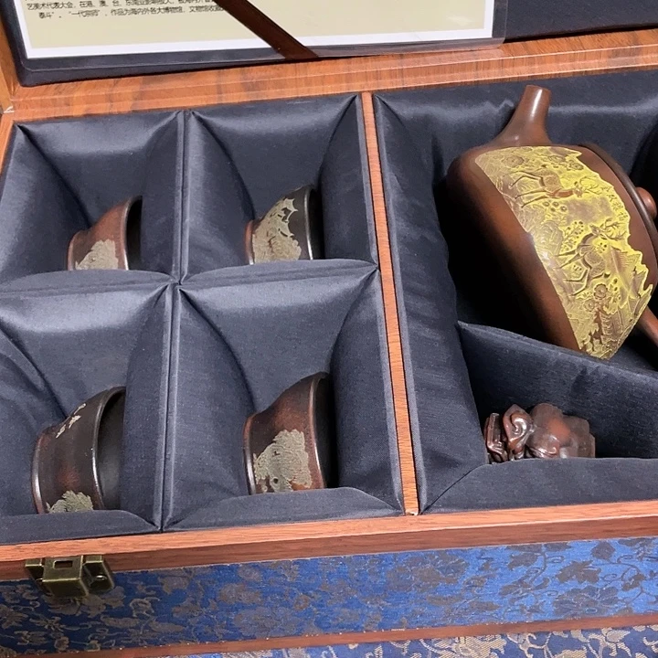 茶壶紫砂原矿泥料，手工制作的一把紫砂壶。