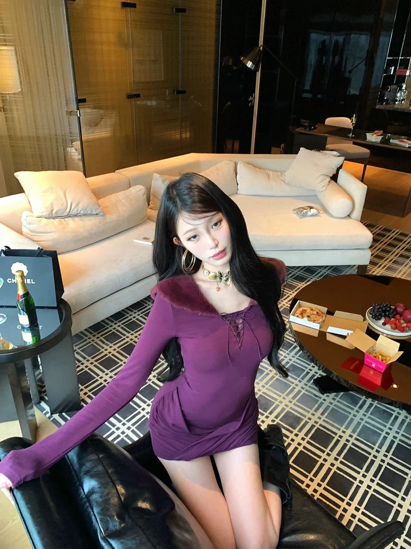 2026春季新款甜美毛领系绳设计感短款连衣裙女小众褶皱包臀短裙女