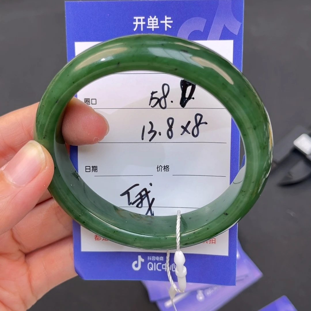 熊***姐未镶嵌手镯和田玉