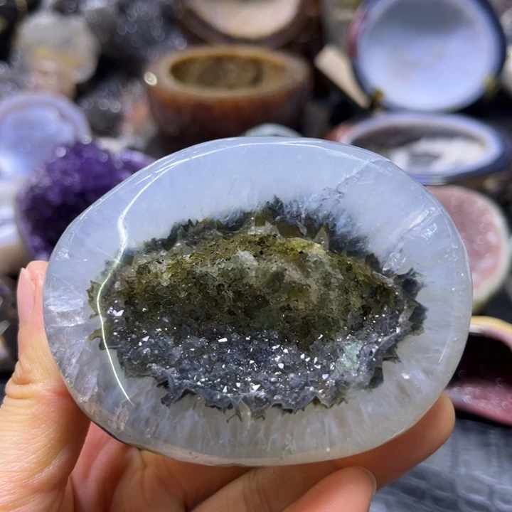 水晶未镶嵌珠宝半成品绿晶洞