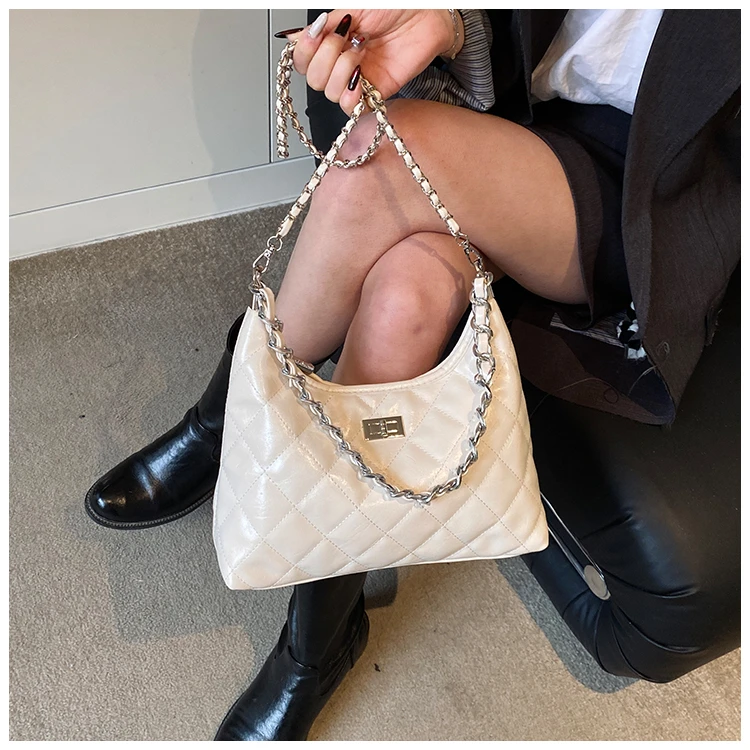 2025新款单肩斜挎腋下包包女大容量百搭通勤菱格小香风绣线牛角包