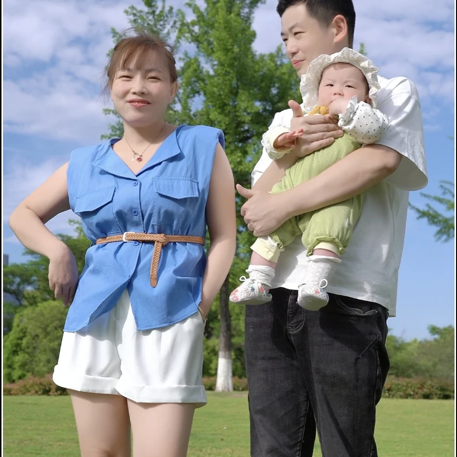 蓝色翻领无袖衬衣白色短裤套装