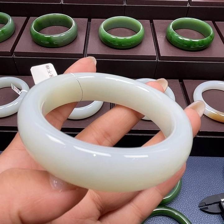 和田玉未镶嵌手镯