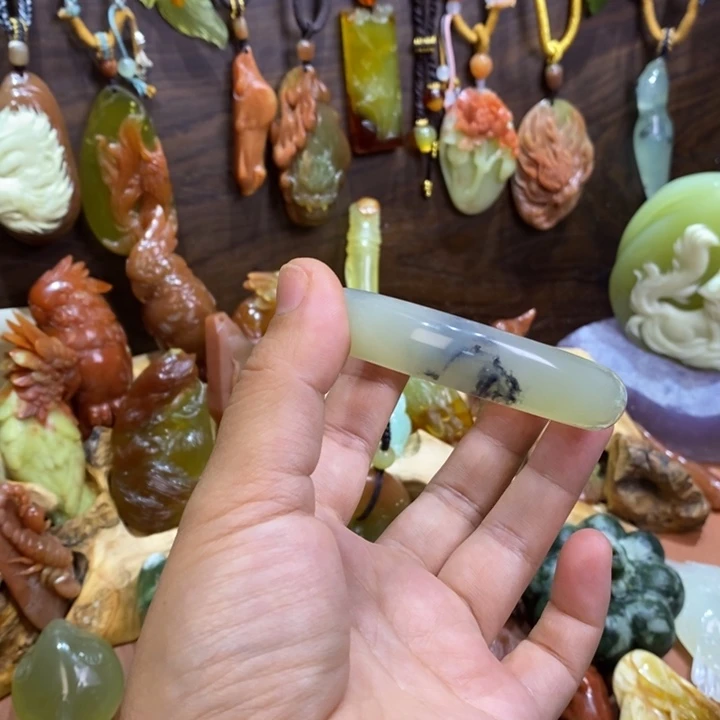 蛇纹石玉未镶嵌颈饰