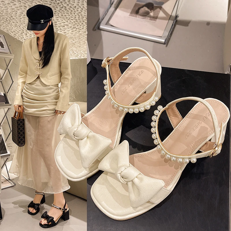 2025夏季新款粗跟百搭蝴蝶结仙女风珍珠一字带露趾高跟时装凉鞋女