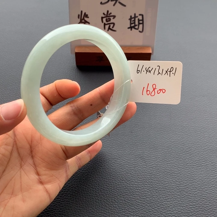 翡翠手镯未镶嵌翡翠手镯