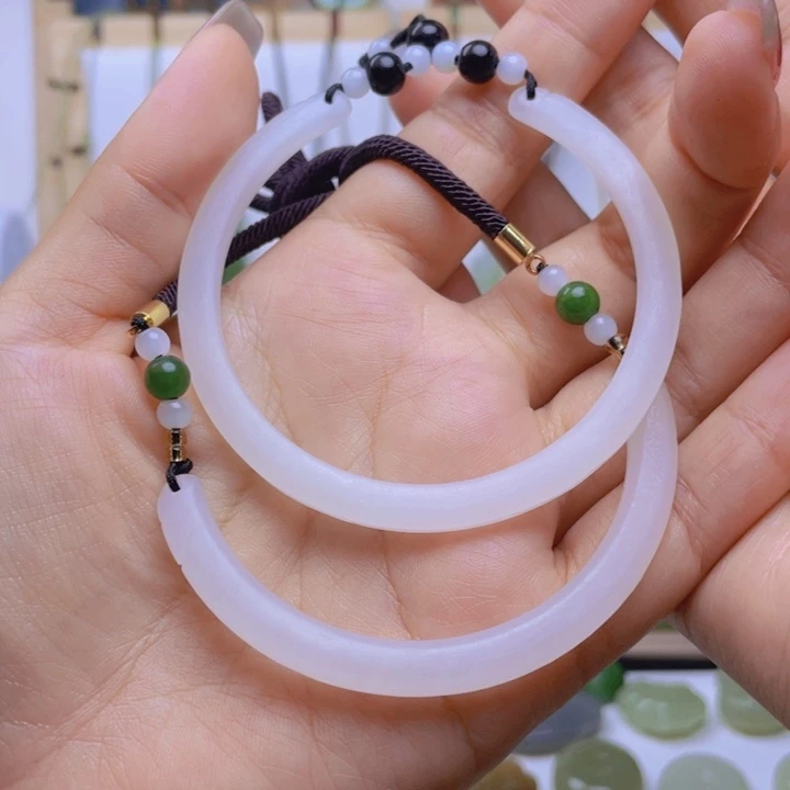 咔***咔和田玉未镶嵌颈饰