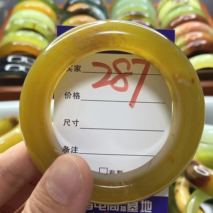 屈***干未镶嵌蛇纹石玉手镯