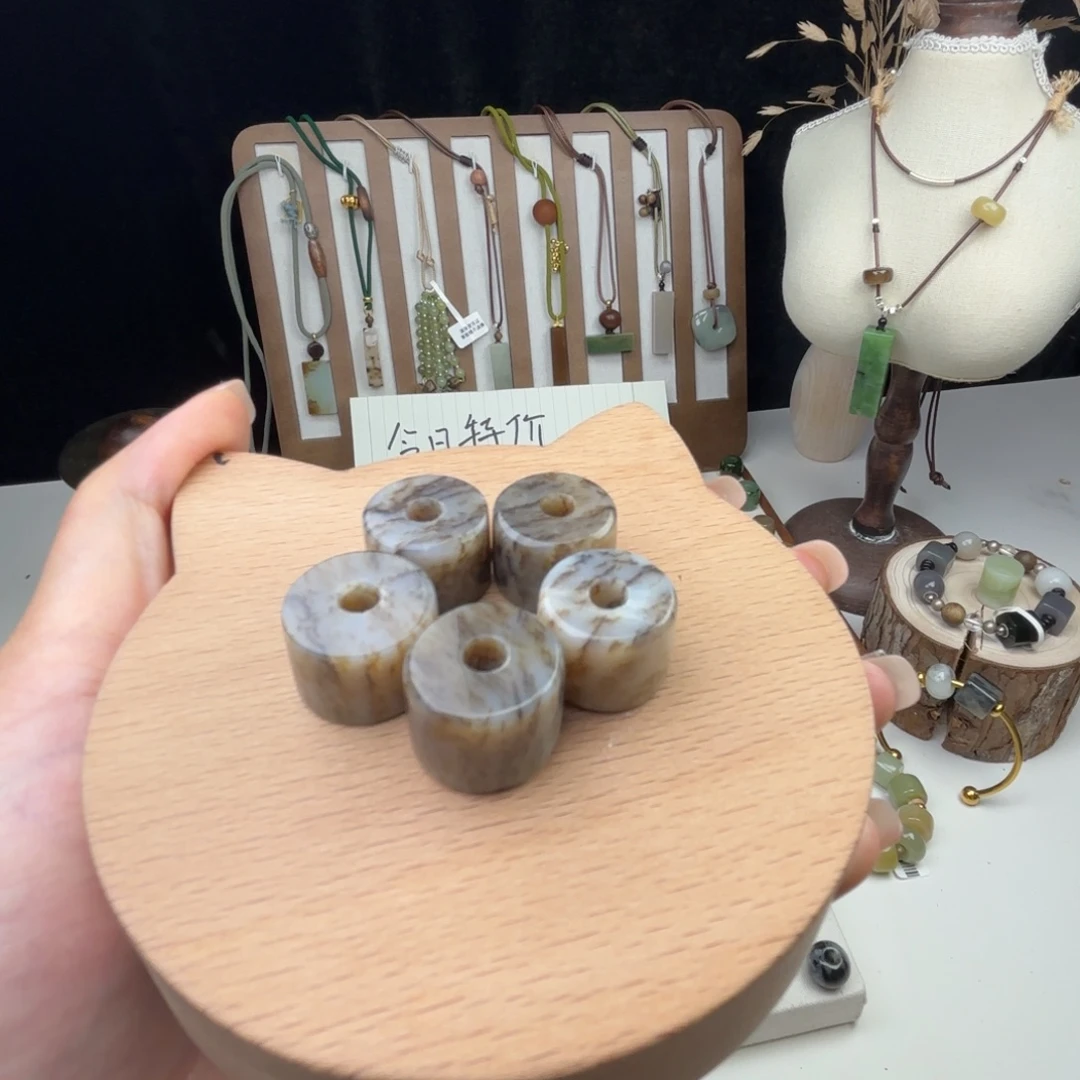 和田玉未镶嵌颈饰特价，不退不换，发其1