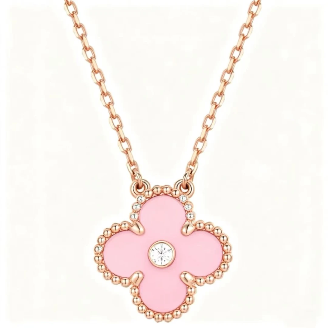 【黑猫】 时尚气质简约休闲百搭 2025圣诞款 粉贝四叶草项链