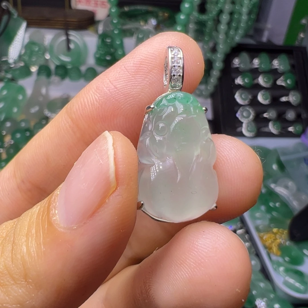 石英质玉（非洲翠）未镶嵌颈饰