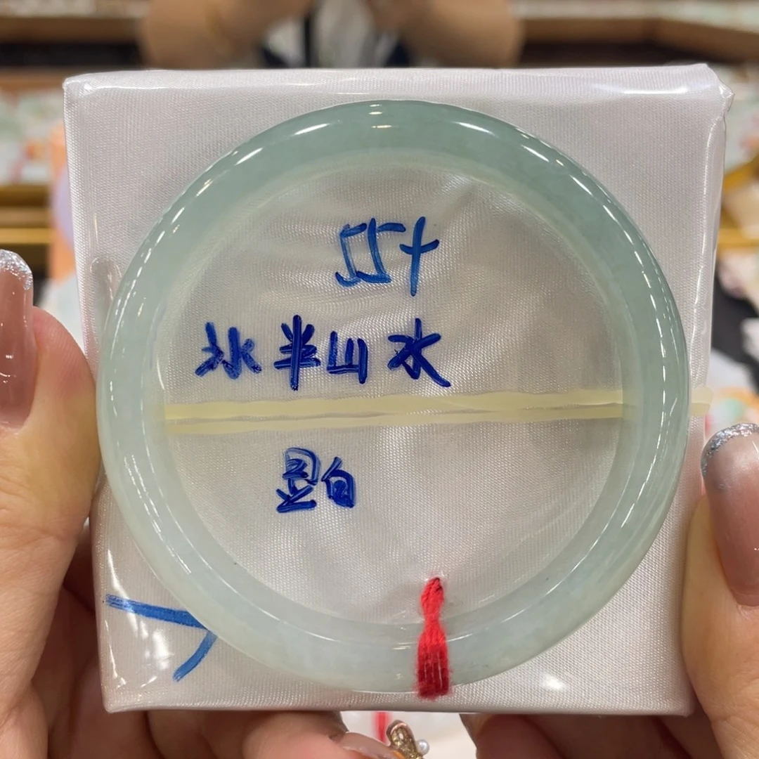 翡翠手镯未镶嵌翡翠