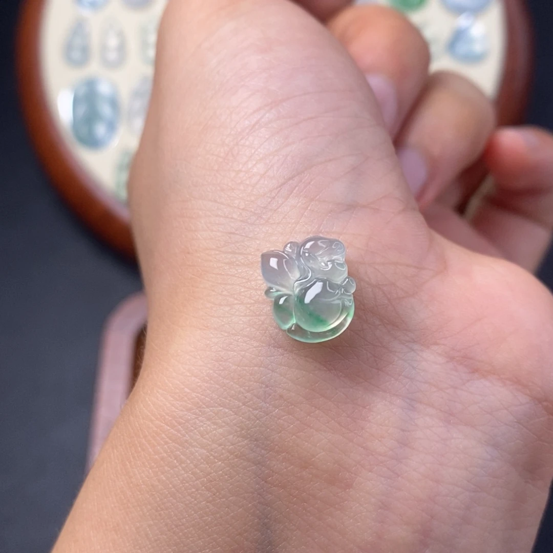 翡翠未镶嵌颈饰仙子