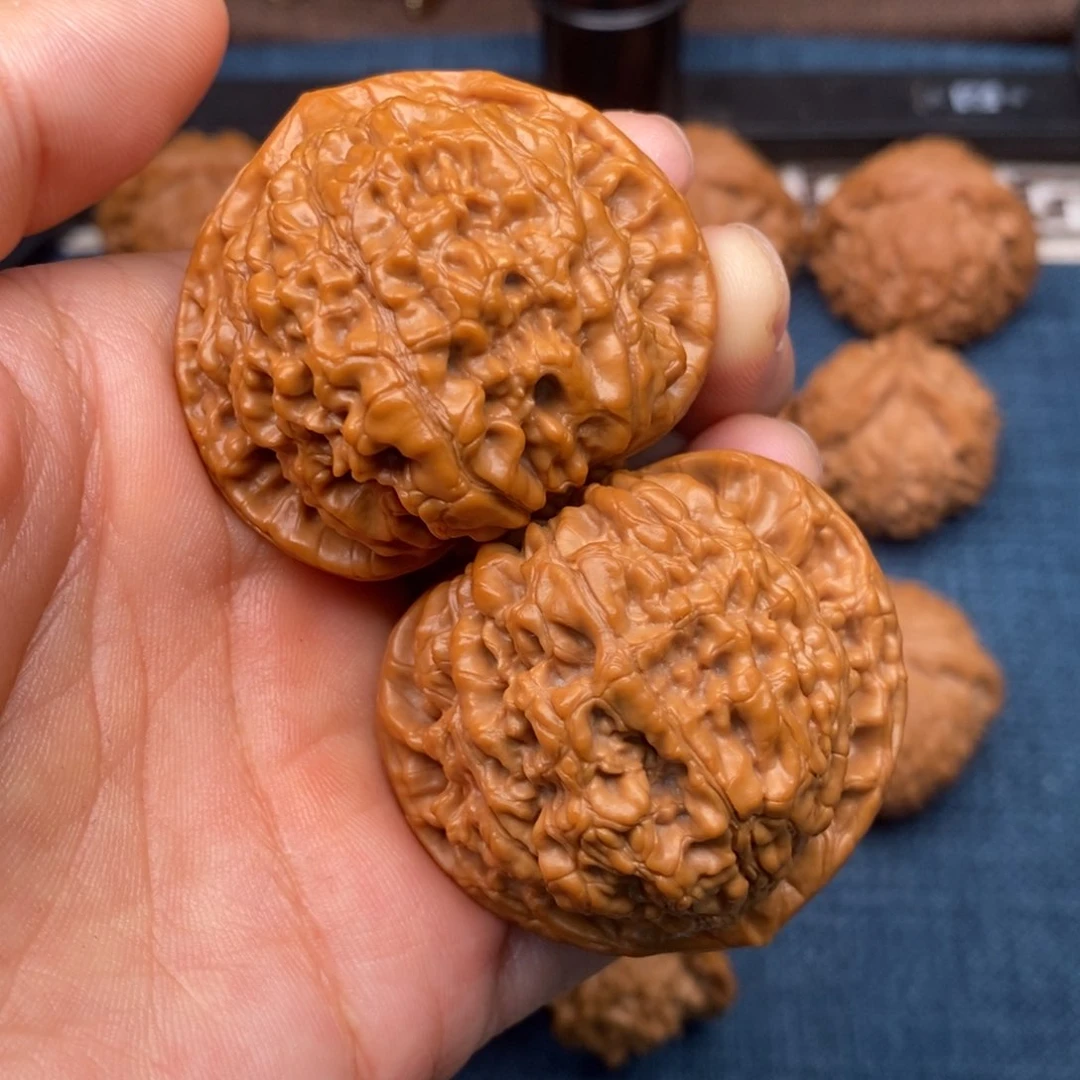 文玩核桃把件46桃心麒麟纹红皮官帽