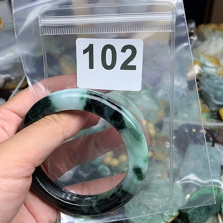 翡翠未镶嵌颈饰齐**圣翡翠