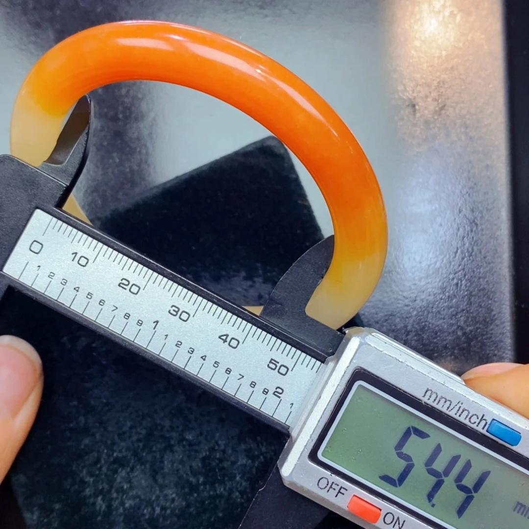 未镶嵌石英质玉（黄龙玉）颈饰