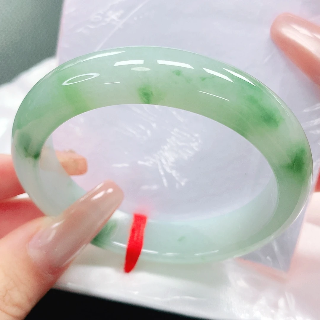 翡翠手镯未镶嵌54圈