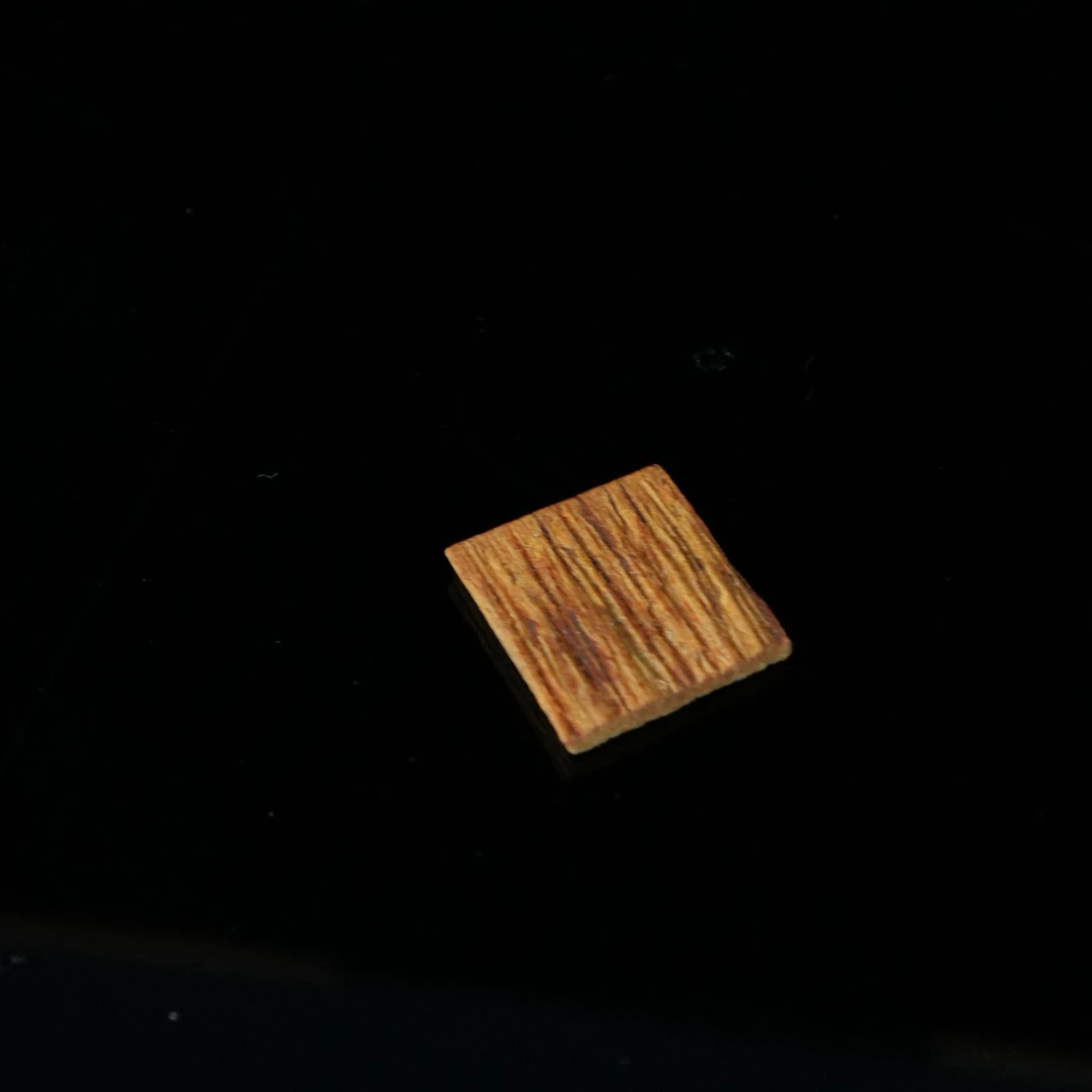DY-B5767 越南芽庄白奇楠沉水小方块料 1.6x1.52x0.26cm 0.49g